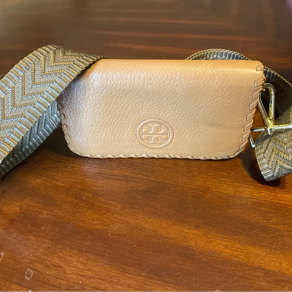 Tory Burch compact tory